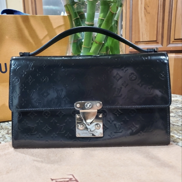 Pre-love own  Louis Vuitton pochette handbag. - Picture 1 of 16